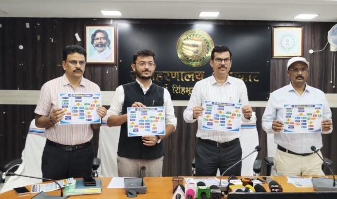 जमशेदपुर में अबुआ मित्र WhatsApp चैटबॉट सेवा का शुभारंभ करते उपायुक्त राजीव रंजन